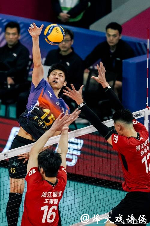 19岁“小孩哥”王泊涵接过金牌教头沈琼15号球衣，中国男排主攻线新星诞生
